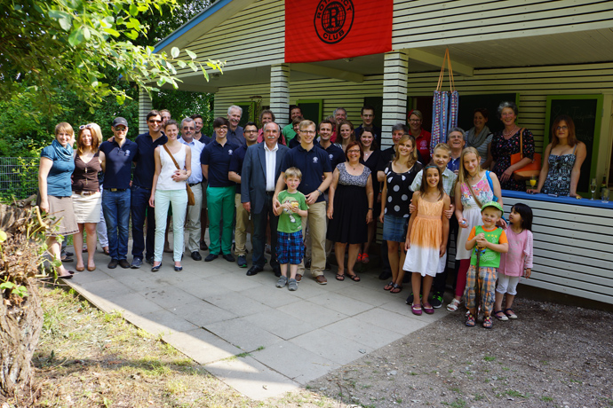 Gruppenbild nach der Übergabe der Freizeithütte
